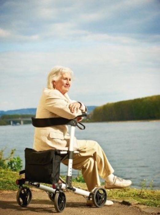 Германские ходунки ролаторы на колесах с тормозами сидением и сумочкой