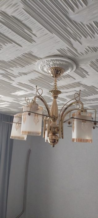 Продам недорого люстру