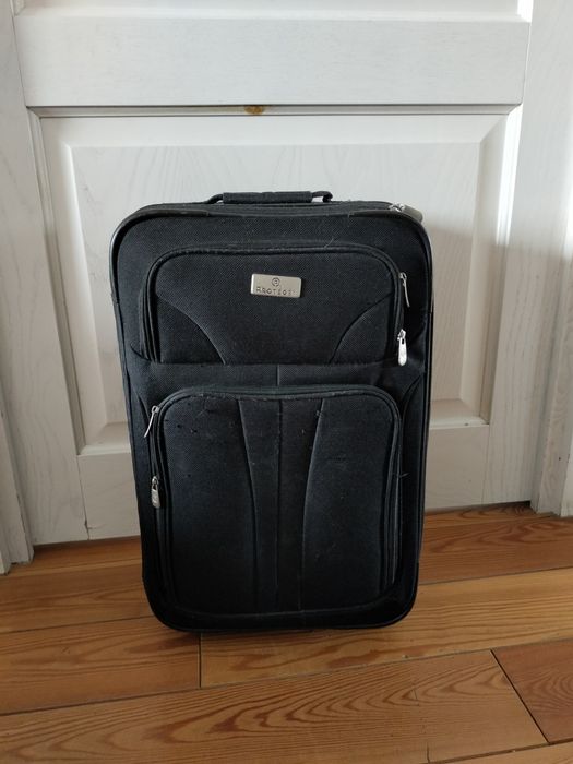 Чемодан средний чёрного цвета
