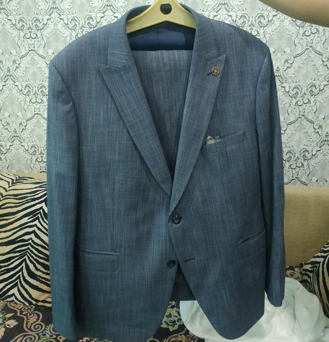 Продам срочно костюм тройку