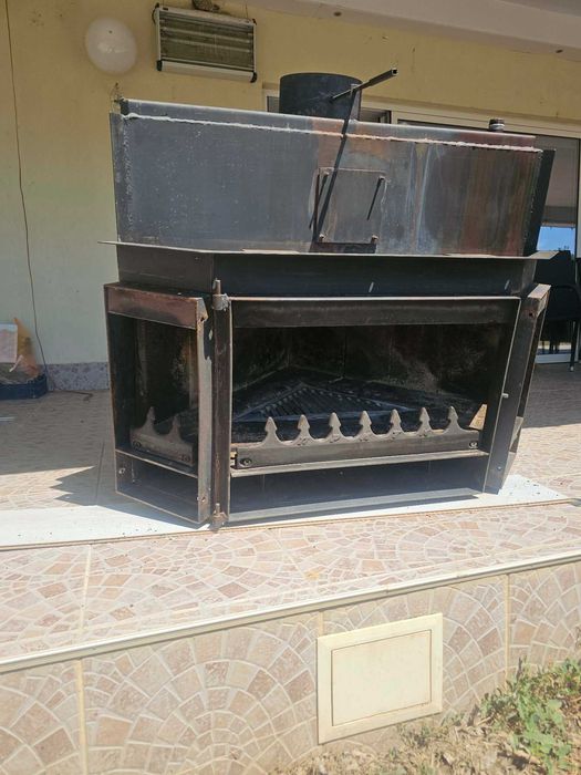 Камина ПРИТИ, за вграждане ъглова 21 Kw. с водна риза. Камината е работеща. За повече информация на телефон 0888037338.