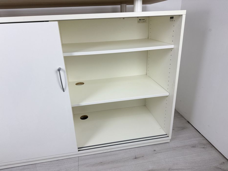 Шкаф / Етажерка с плъзгащи врати подходящ за рецепция офис или архив