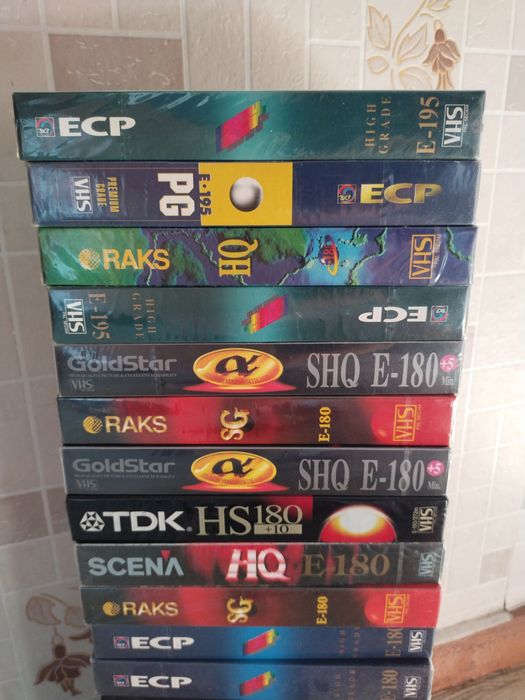 Видеокассеты с записями и чтстые