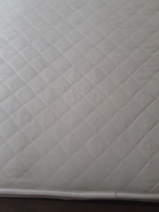 Спалня с матрак .