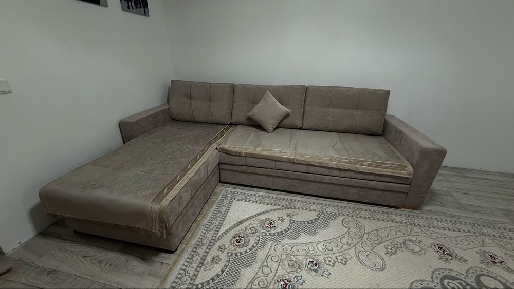 Продам угловой диван с атаманкой. Почти новый.