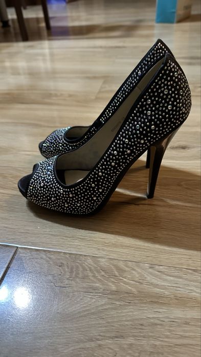 Туфли черные со стразами на каблуке