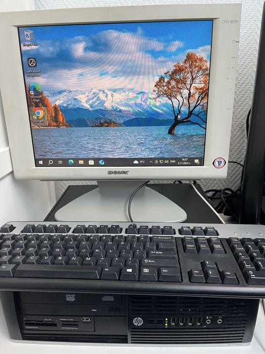 Настолен компютър HP Compaq с монитор, клавиатура и мишка