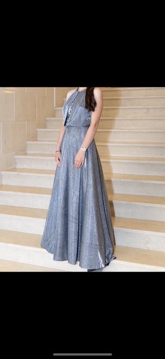 Бална рокля сива, брокатена, блестяща, гол гръб