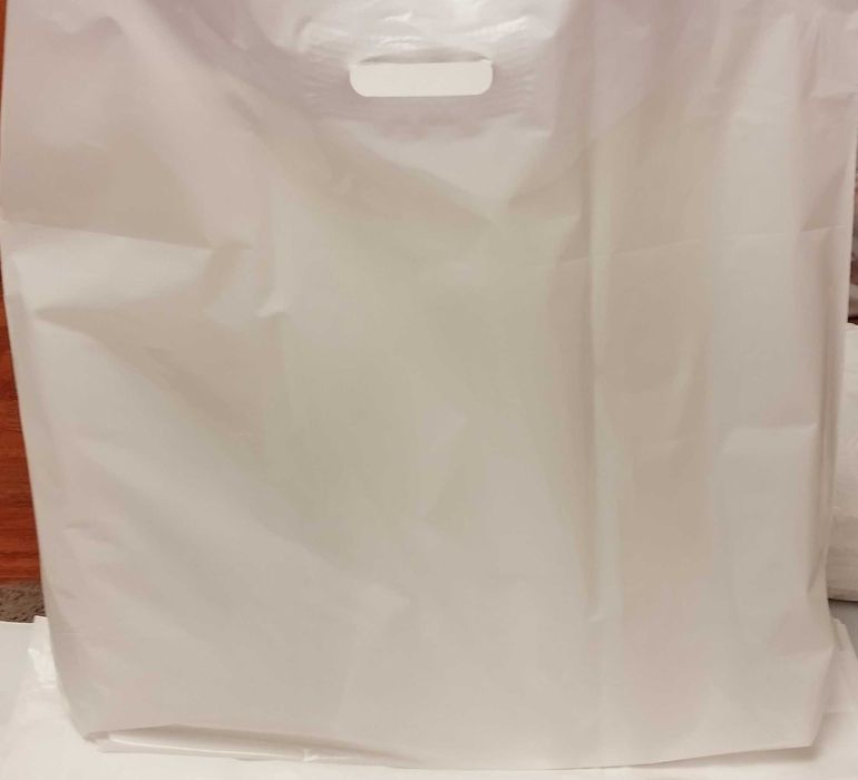 Pungi-sacose diverse marimi albe ionizate pentru serigrafie cu maner tip banana rezistente; productie plastic reciclabil-reutilizabil.