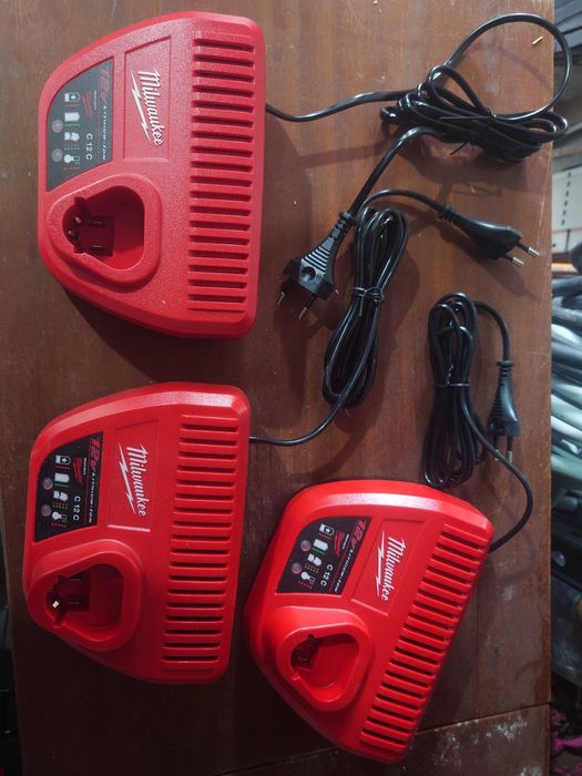 Зарядно Milwaukee за 12v батерий