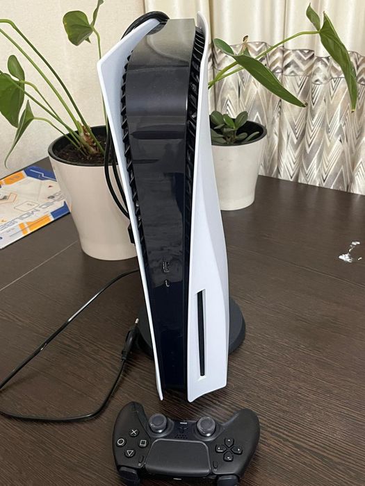 PS 5. В идеальном сострянии. + 2 геймпада. В идеале Срочно.
