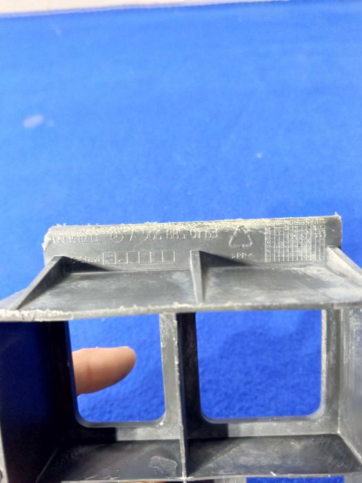 Кронштейн переднего бампера Mercedes Sprinter 2012