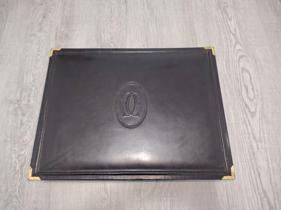 Servietă de piele neagră cu cifru