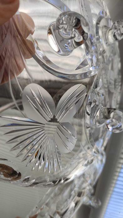 Изящна кристална купа на крачета