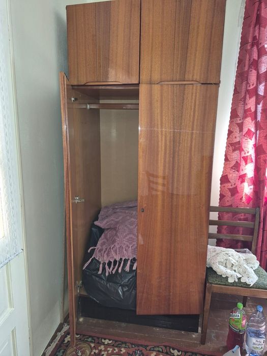 Donez fotoliu, comodă și dulap