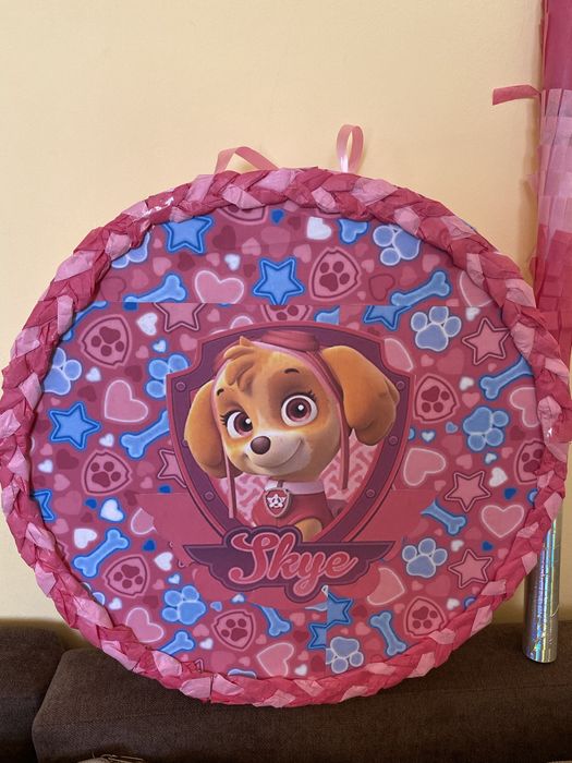 Пинята с лакомства с тема по избот