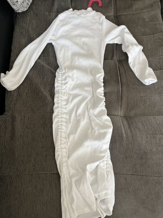 Бяла рипсена рокля по тялото