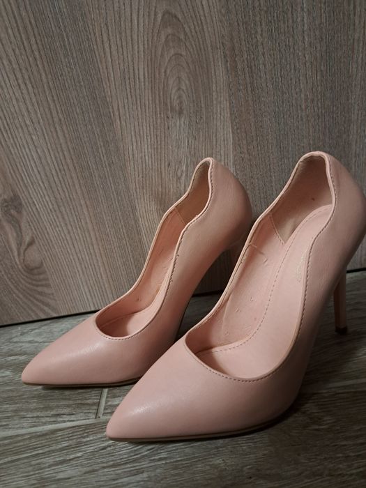 Дамски обувки на висок ток