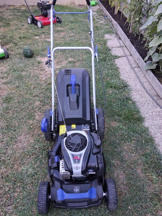 Vând mașină de tuns gazon pe benzină Lux Tools .
