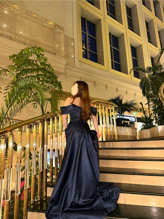 Атласное платье в пол со шлейфом