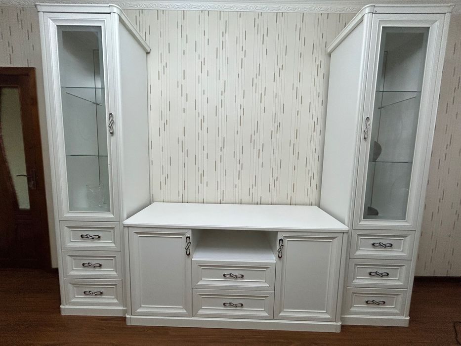 стенка с витринами