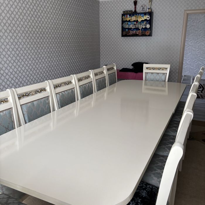 Стол со стульями в гостинную