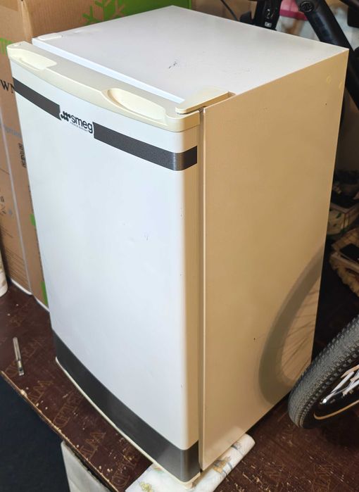Haier HTTF-406W (81 литра) - Малък хладилник Haier - Smeg Style / Brushed Steel + Опция за ваше лого!