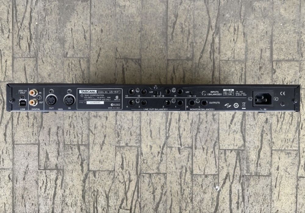 Interfață audio Tascam US-1641