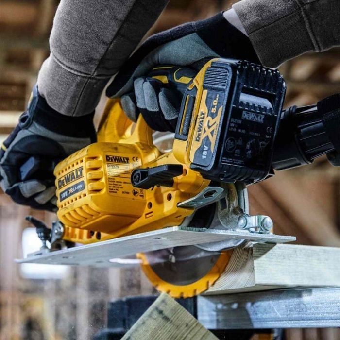 Циркуляр DeWALT DCS570N 18V XR - 184mm Brushless/Безчтков