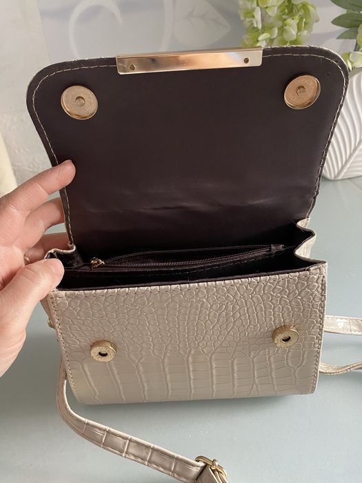 Сумка бежевая компактная