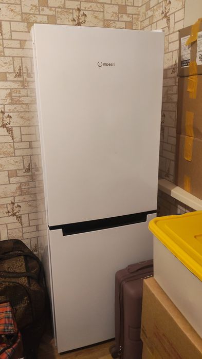Продам холодильник Indesit