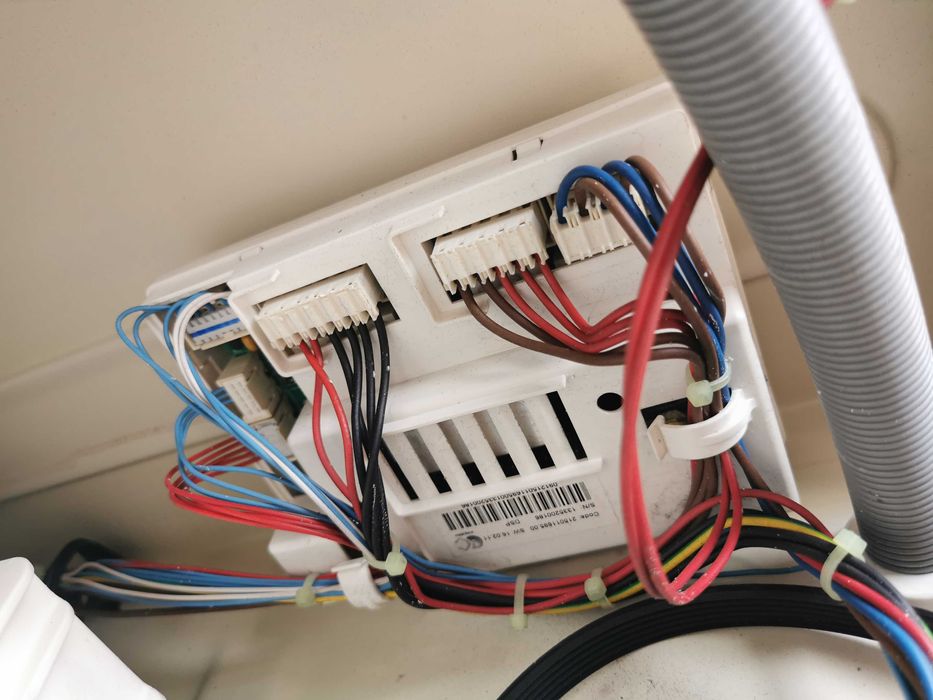 Hotpoint-Ariston AWM 1081 за вграждане мотор и платка