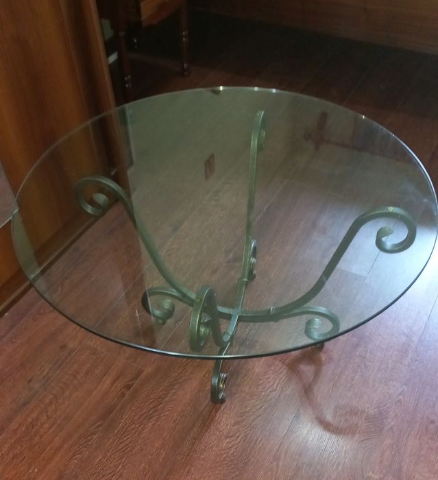 Продаётся стеклянный кованный стол