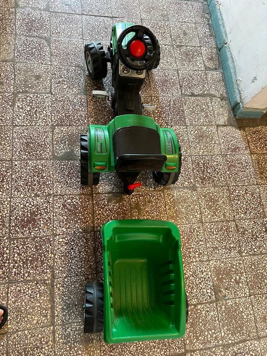 Tractoraș cu pedale si remorcă