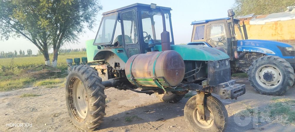 Traktor TTZ ovhisi bilan birga