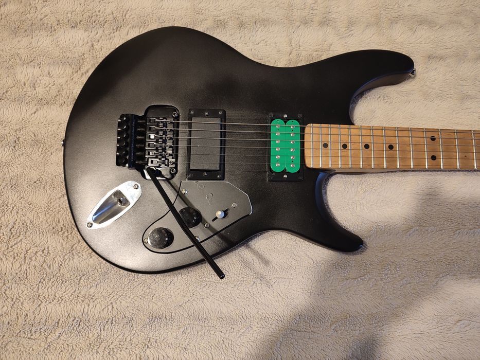 Електрическа китара Behringer Super Strat style в отлично състояние.