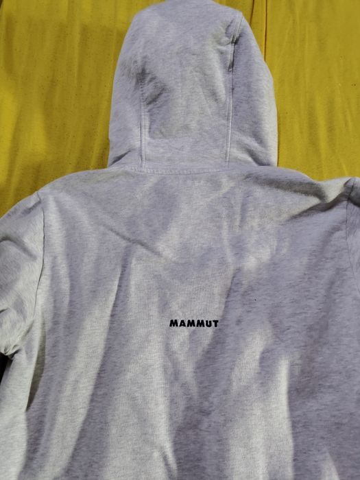 Продавам два суичера