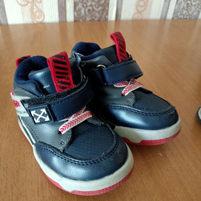 Продам детскую обувь