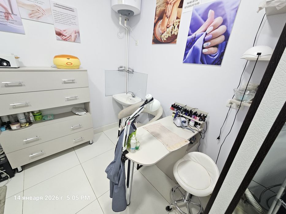 Ayollar saloni mebellari sotiladi