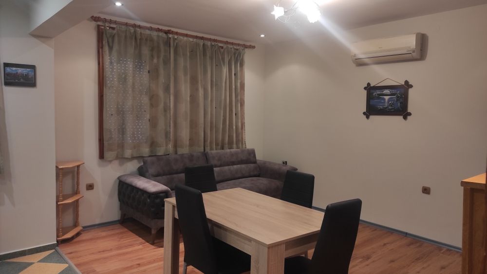 Двустаен апартамент с голяма дневна и отделна спалня на топ център