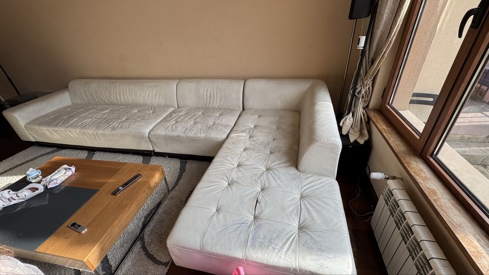 Бял диван от естествена кожа