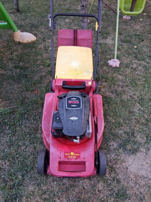 Vând mașină de tuns gazon pe benzină Wolf Garten .