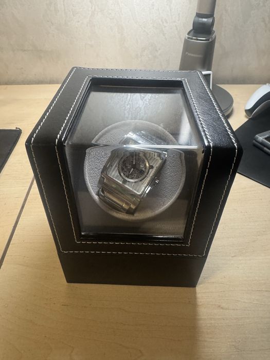 Бокс-автозавод (виндер) для часов.