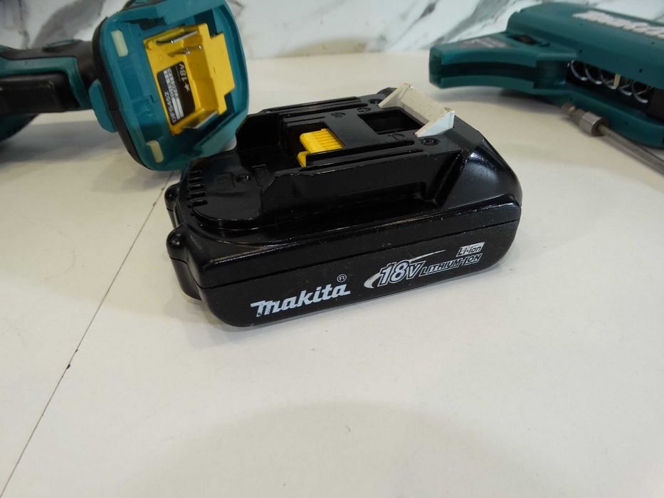Makita DFS452 + магазин  - Винтоверт за гипсокартон