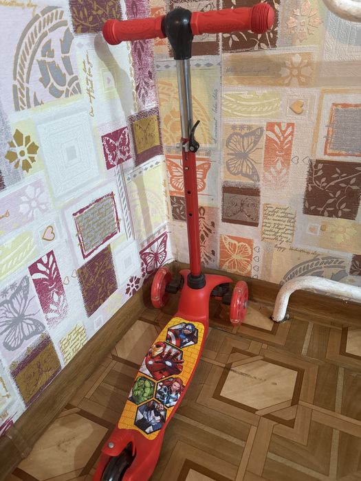 Продам самокат детский красный недорого.