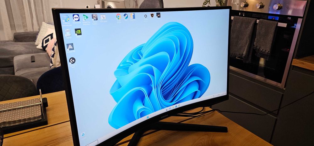 Геймърски монитор Samsung G5 27" извит 144Hz