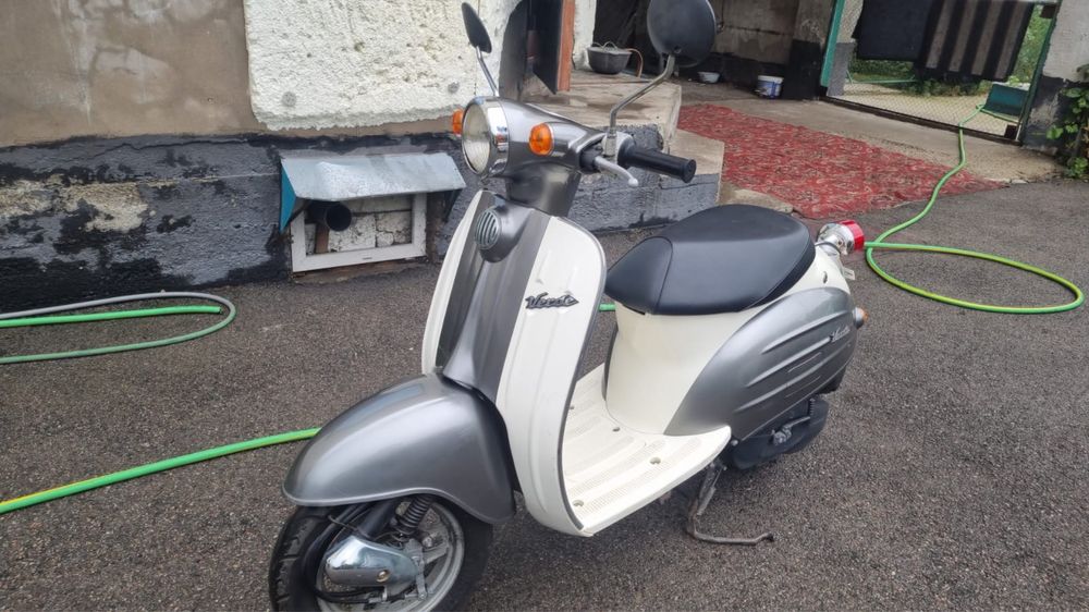 Продаеться скутер в ситиле ретро.