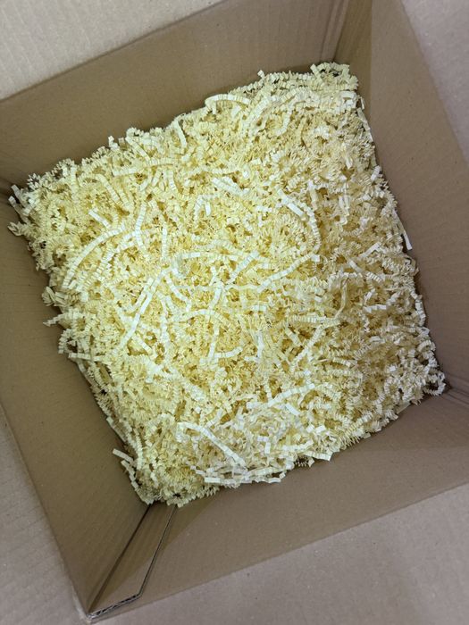 Шредирана опаковъчна хартия.