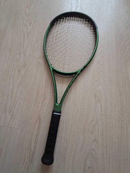 Vând rachetă de tenis