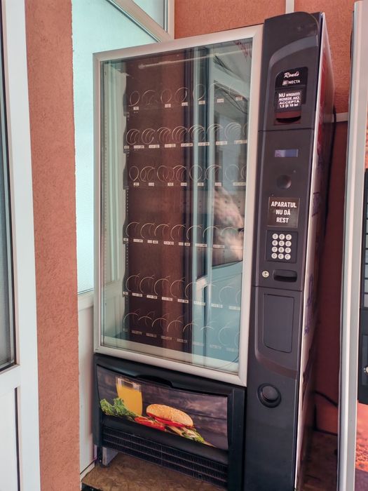 Vând 3 vitrine vending snecky
